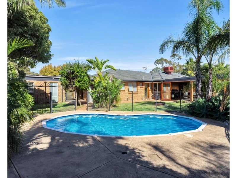 24 KURRAJONG DRIVE, Altona Meadows VIC 3028