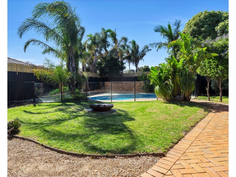 24 KURRAJONG DRIVE, Altona Meadows VIC 3028