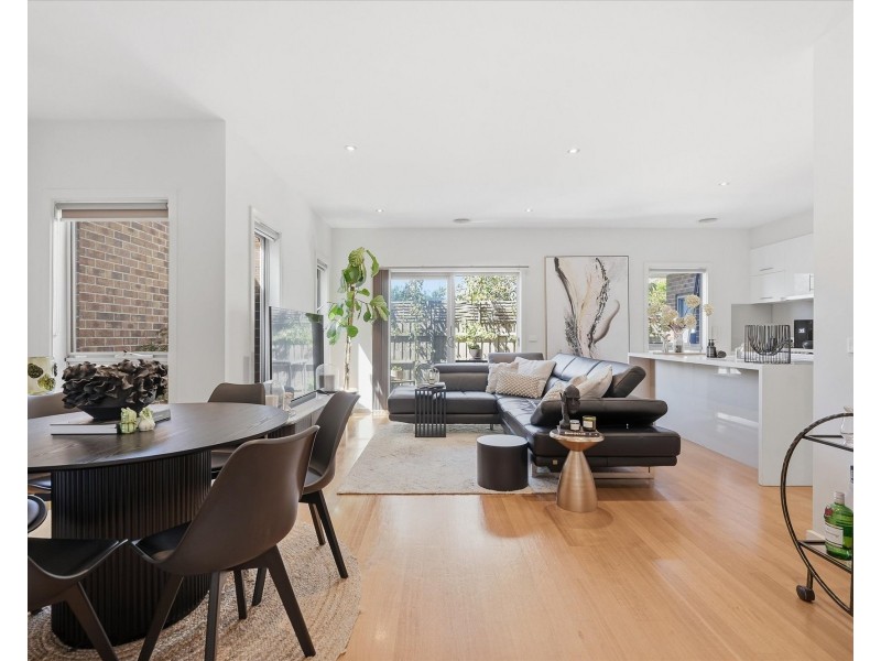 2/34 LINNET STREET, Altona VIC 3018