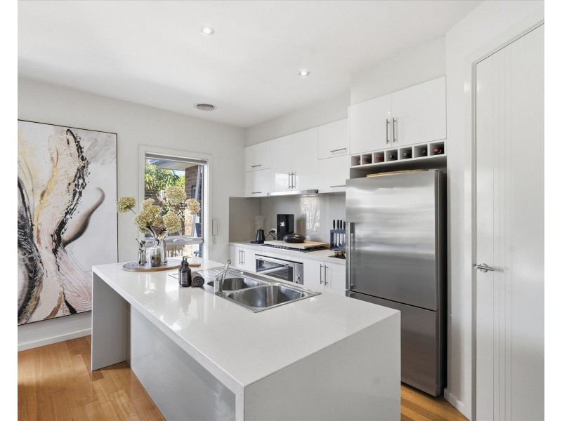 2/34 LINNET STREET, Altona VIC 3018