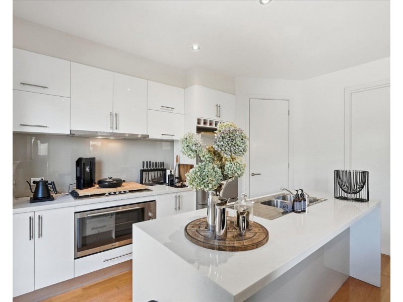 2/34 LINNET STREET, Altona VIC 3018