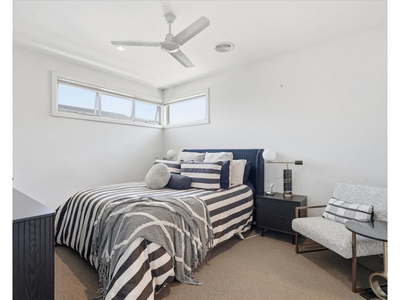 2/34 LINNET STREET, Altona VIC 3018