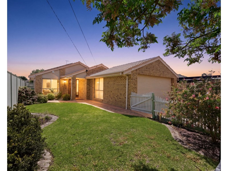 16 NEWHAM WAY, Altona Meadows VIC 3028