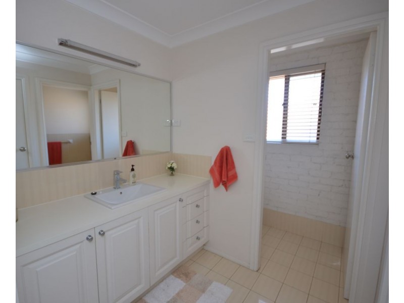 4 Bell Avenue, Dubbo NSW 2830