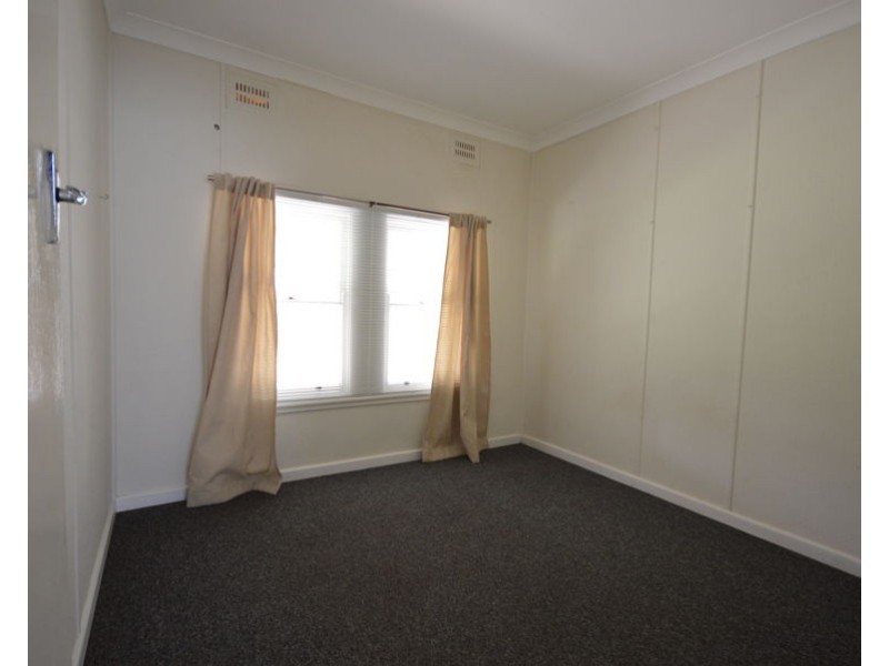 8 Barbijal Street, Brocklehurst NSW 2830