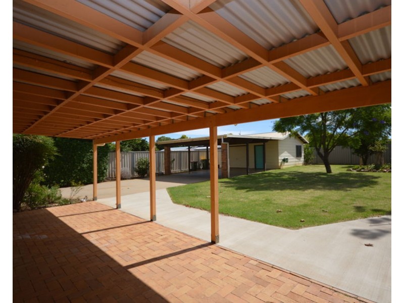4 Meadowbank Drive, Dubbo NSW 2830