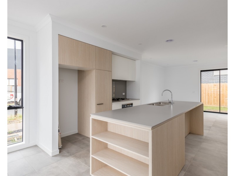 11 Lomandra Drive, Clayton South VIC 3169