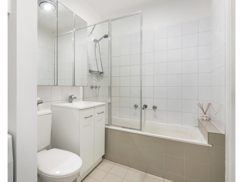 17/2 Greenfield Drive, Clayton VIC 3168