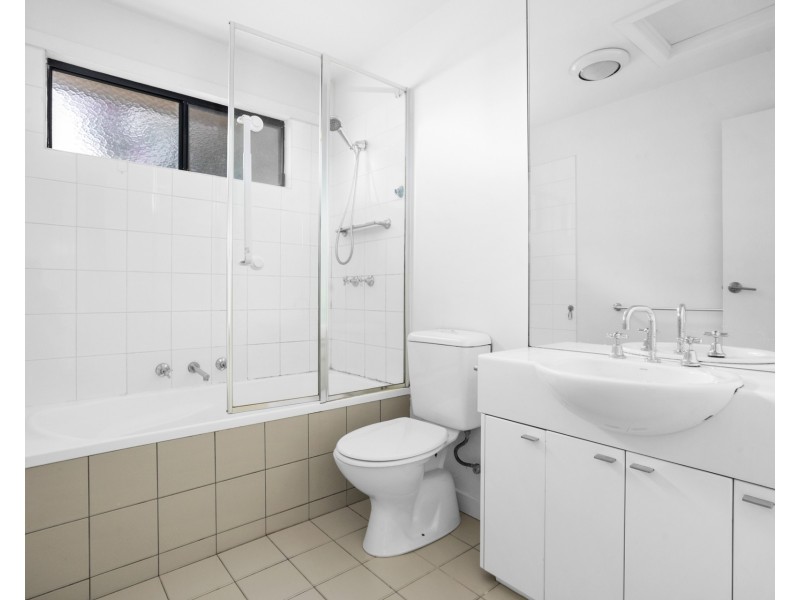 4 Shady Mews, Clayton VIC 3168