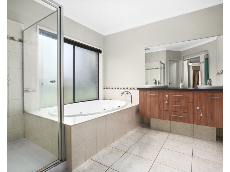 10 Cashmere Crescent, Berwick VIC 3806