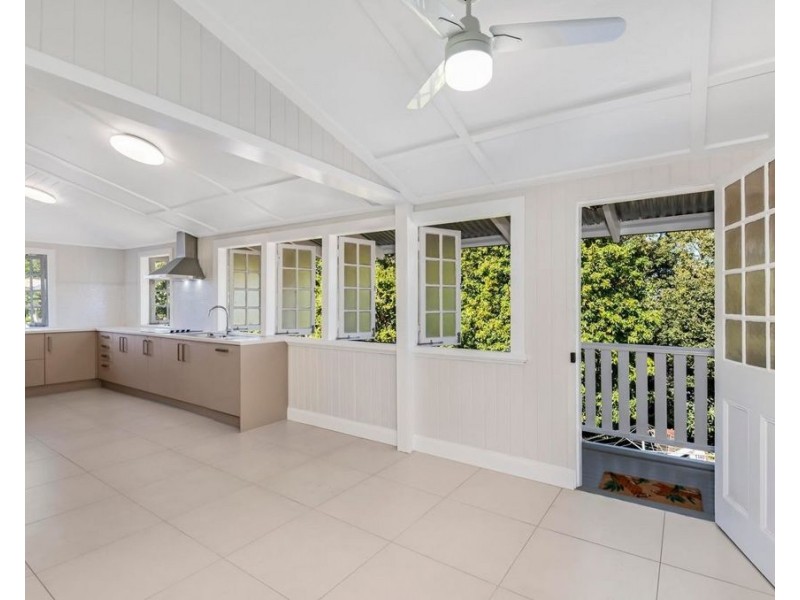 77 Wynnum Rd, Norman Park QLD 4170