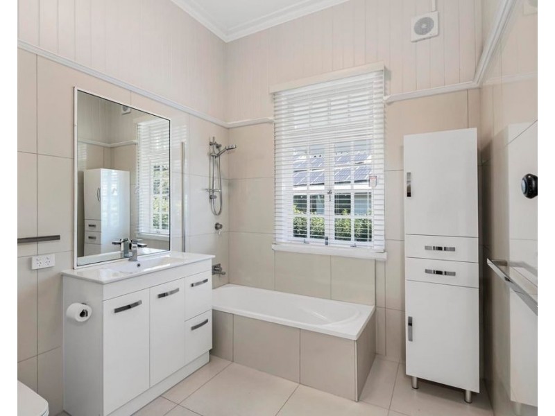 77 Wynnum Rd, Norman Park QLD 4170