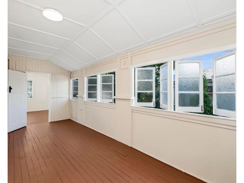 77 Wynnum Rd, Norman Park QLD 4170