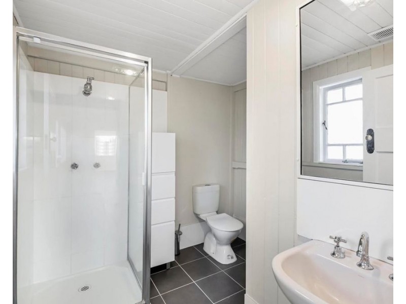 77 Wynnum Rd, Norman Park QLD 4170