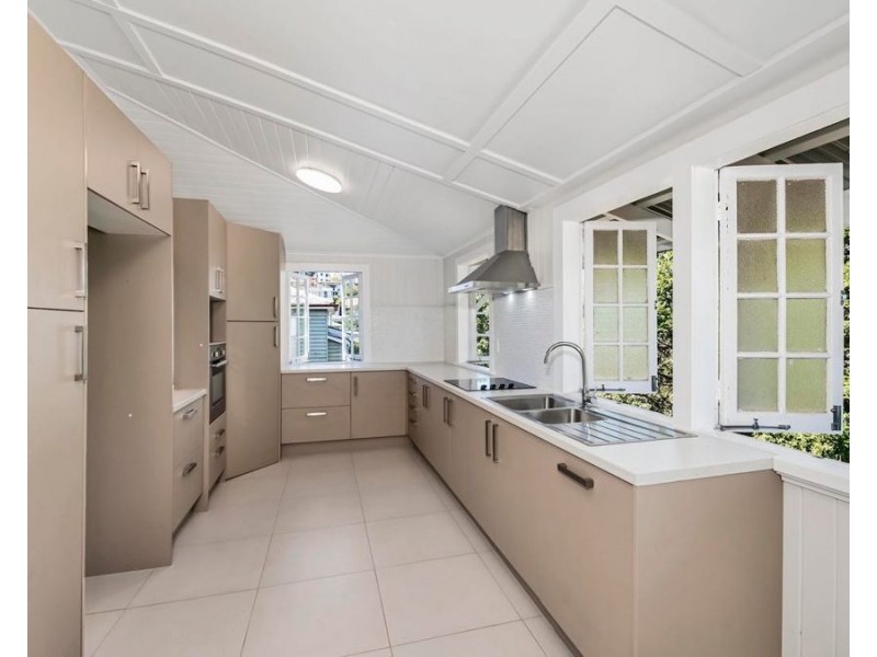 77 Wynnum Rd, Norman Park QLD 4170