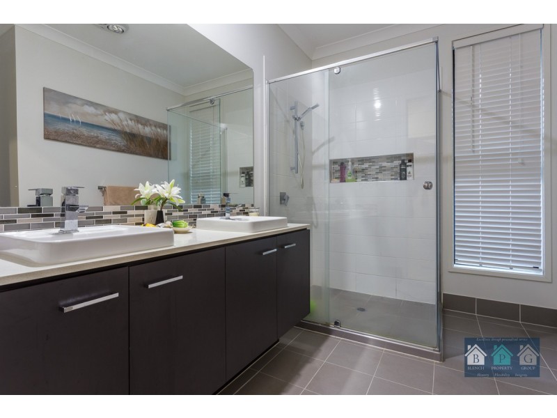 8 Sundown Place, Jacobs Well QLD 4208