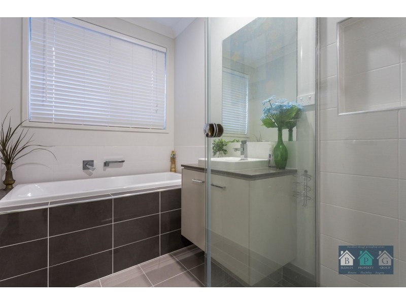 8 Sundown Place, Jacobs Well QLD 4208