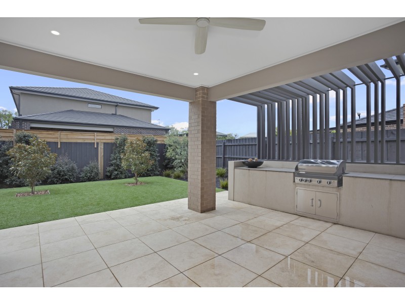 8 Lucinda Lane, Cranbourne North VIC 3977