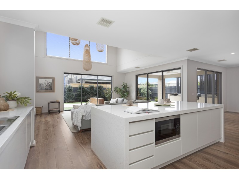 8 Lucinda Lane, Cranbourne North VIC 3977