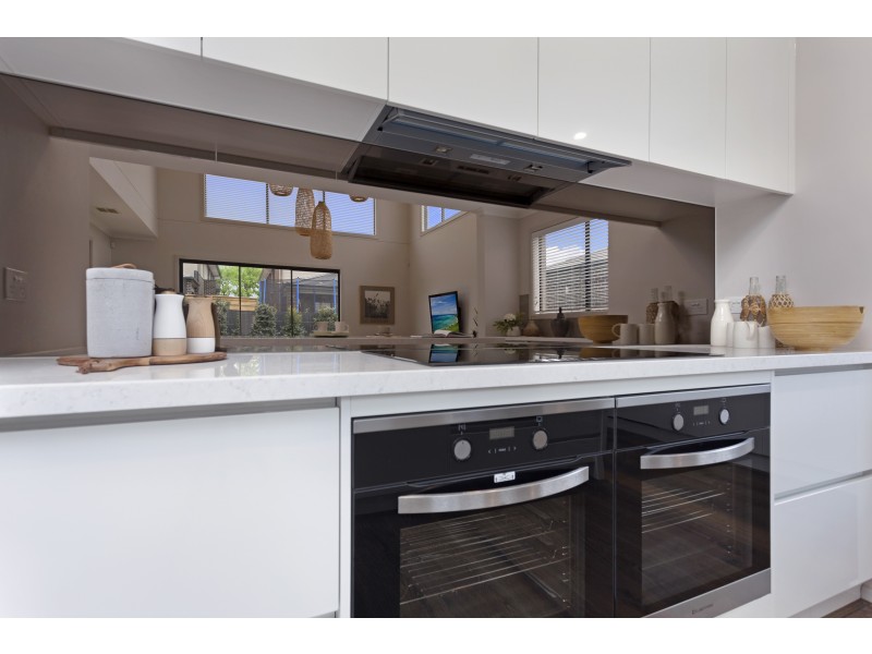 8 Lucinda Lane, Cranbourne North VIC 3977