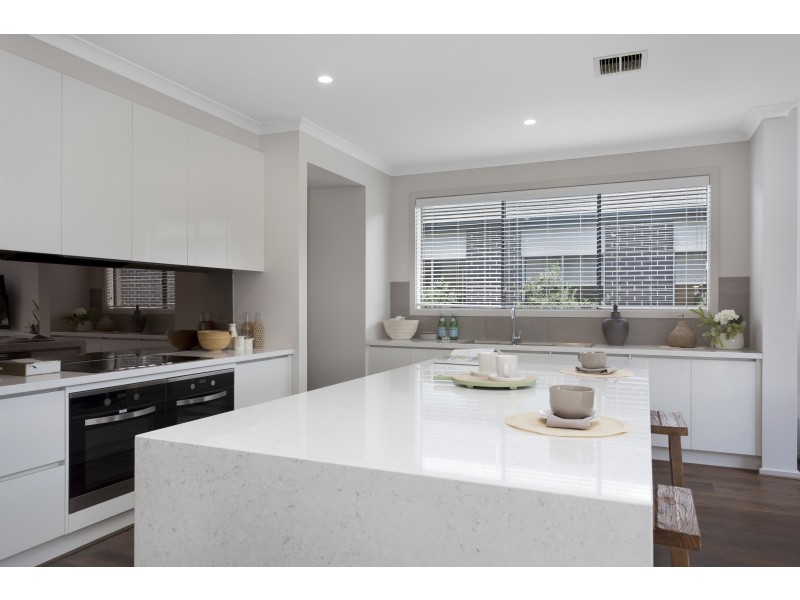 8 Lucinda Lane, Cranbourne North VIC 3977