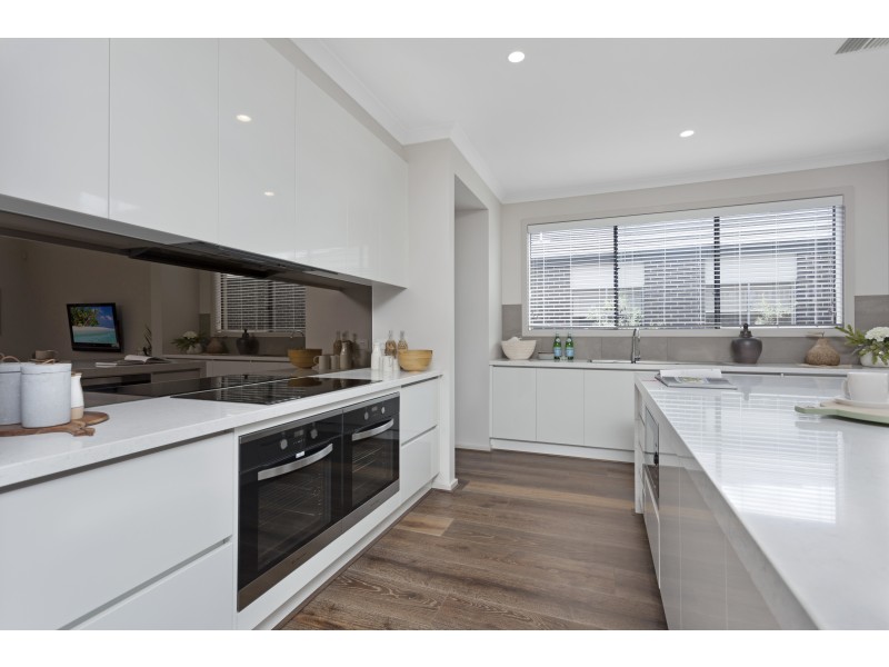 8 Lucinda Lane, Cranbourne North VIC 3977
