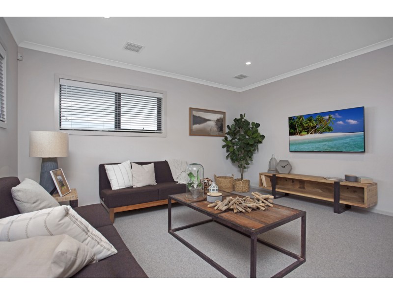 8 Lucinda Lane, Cranbourne North VIC 3977