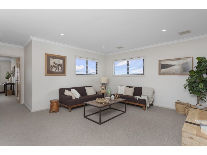8 Lucinda Lane, Cranbourne North VIC 3977