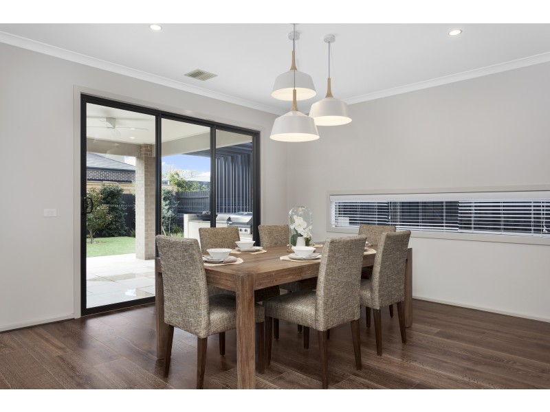 8 Lucinda Lane, Cranbourne North VIC 3977