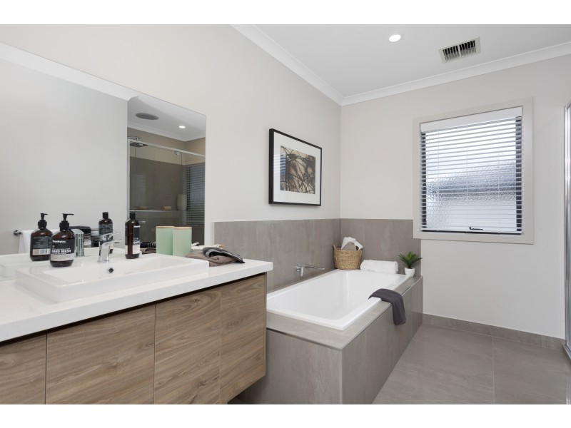 8 Lucinda Lane, Cranbourne North VIC 3977