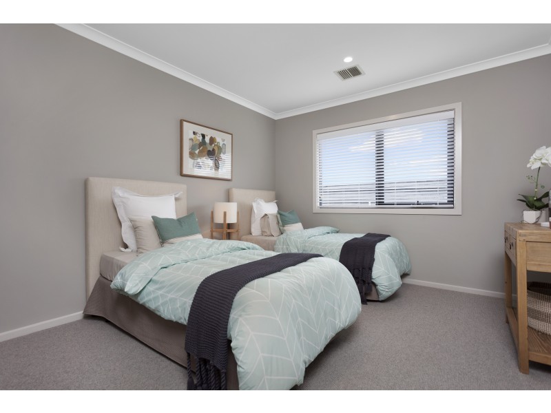 8 Lucinda Lane, Cranbourne North VIC 3977