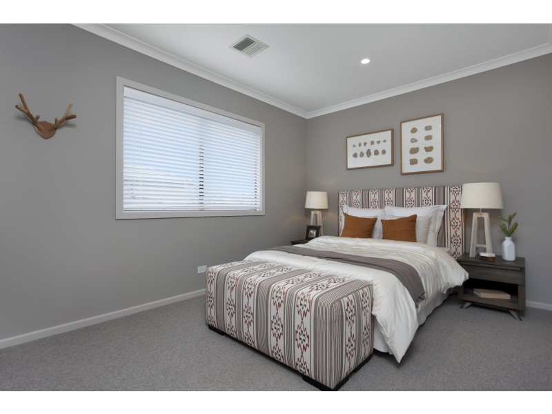 8 Lucinda Lane, Cranbourne North VIC 3977