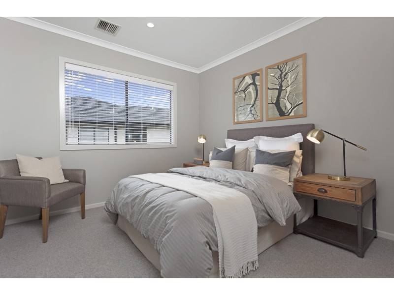 8 Lucinda Lane, Cranbourne North VIC 3977