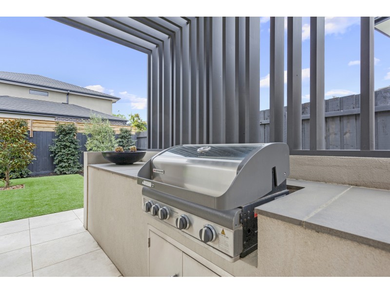 8 Lucinda Lane, Cranbourne North VIC 3977