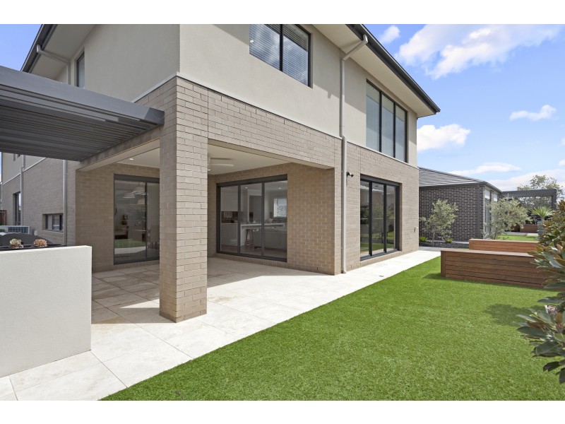 8 Lucinda Lane, Cranbourne North VIC 3977