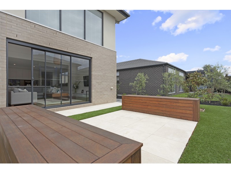 8 Lucinda Lane, Cranbourne North VIC 3977
