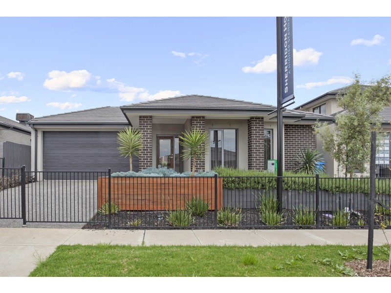 10 Lucinda Lane, Cranbourne North VIC 3977