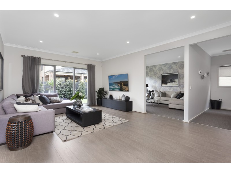 10 Lucinda Lane, Cranbourne North VIC 3977