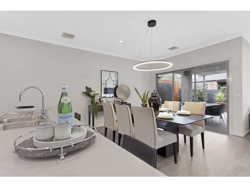 10 Lucinda Lane, Cranbourne North VIC 3977