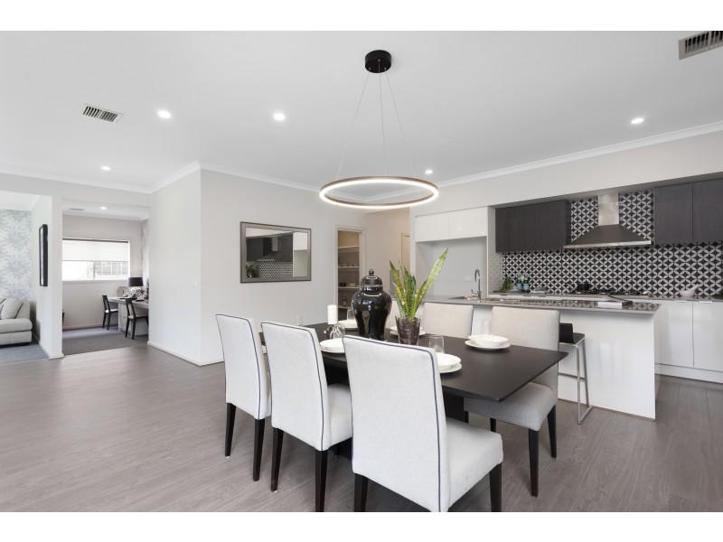 10 Lucinda Lane, Cranbourne North VIC 3977