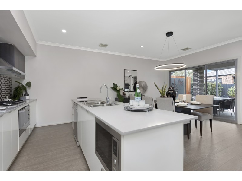 10 Lucinda Lane, Cranbourne North VIC 3977