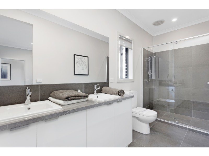 10 Lucinda Lane, Cranbourne North VIC 3977