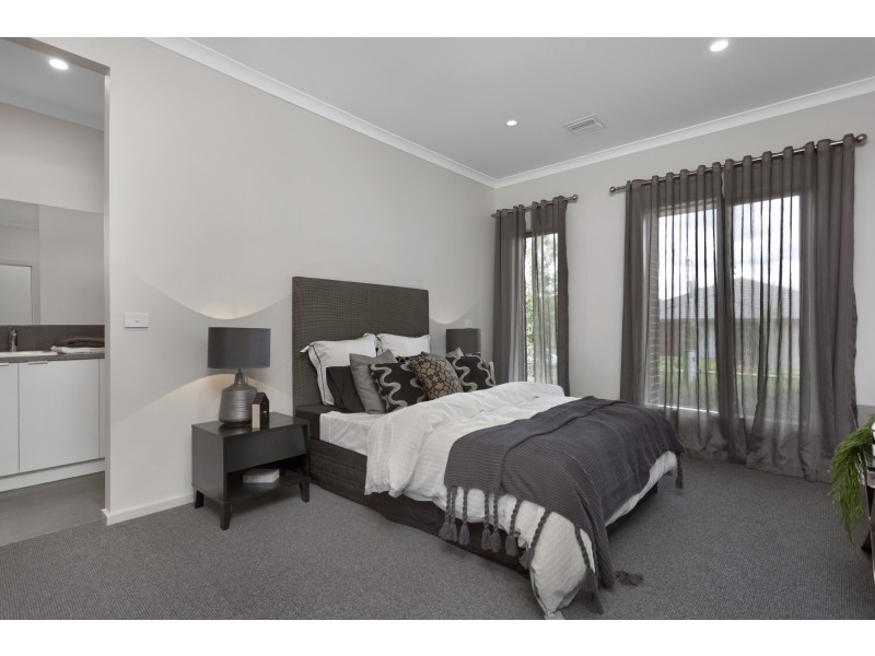 10 Lucinda Lane, Cranbourne North VIC 3977