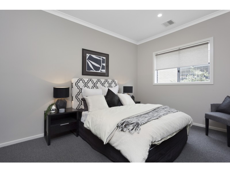 10 Lucinda Lane, Cranbourne North VIC 3977