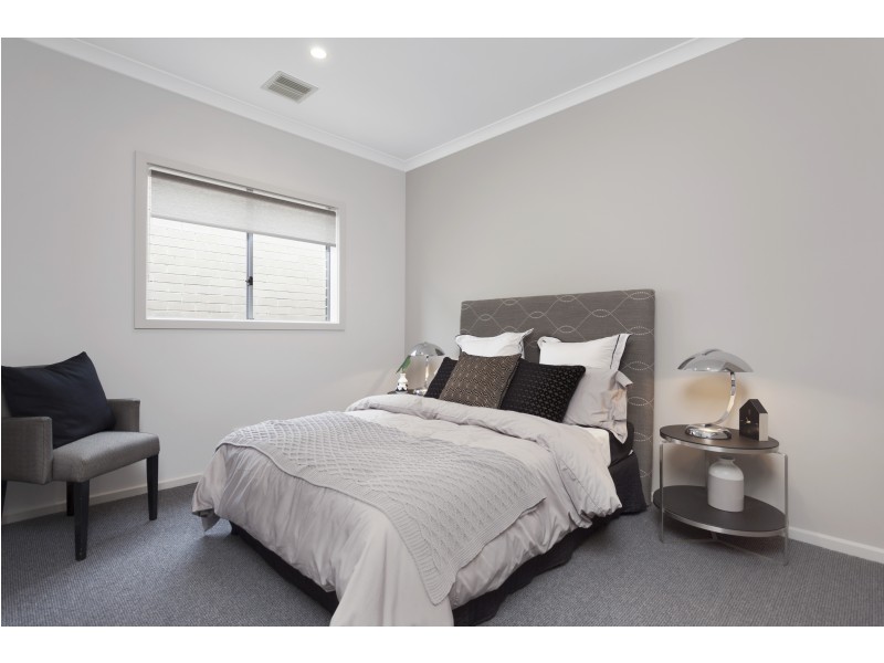 10 Lucinda Lane, Cranbourne North VIC 3977