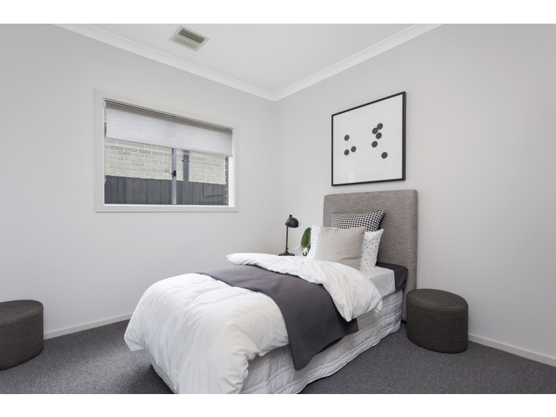 10 Lucinda Lane, Cranbourne North VIC 3977