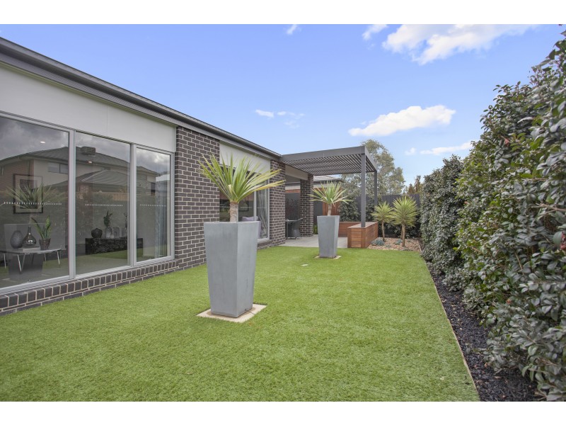 10 Lucinda Lane, Cranbourne North VIC 3977