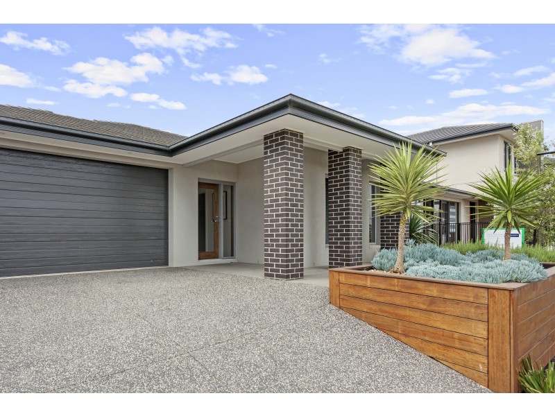 10 Lucinda Lane, Cranbourne North VIC 3977