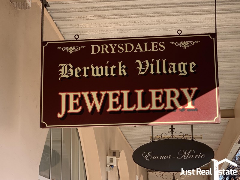 2 Blackburne Square, Berwick VIC 3806