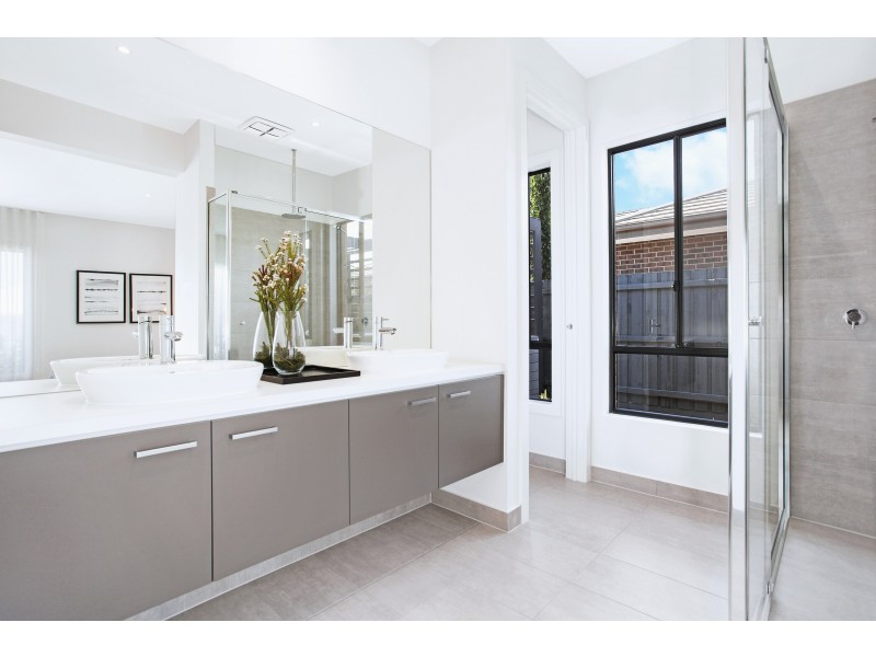 16 Lucinda Lane, Cranbourne North VIC 3977